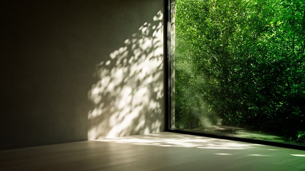 Luz natural filtrada por folhas verdes projetando sombras recortadas em uma parede clara e piso de madeira em uma sala de estar